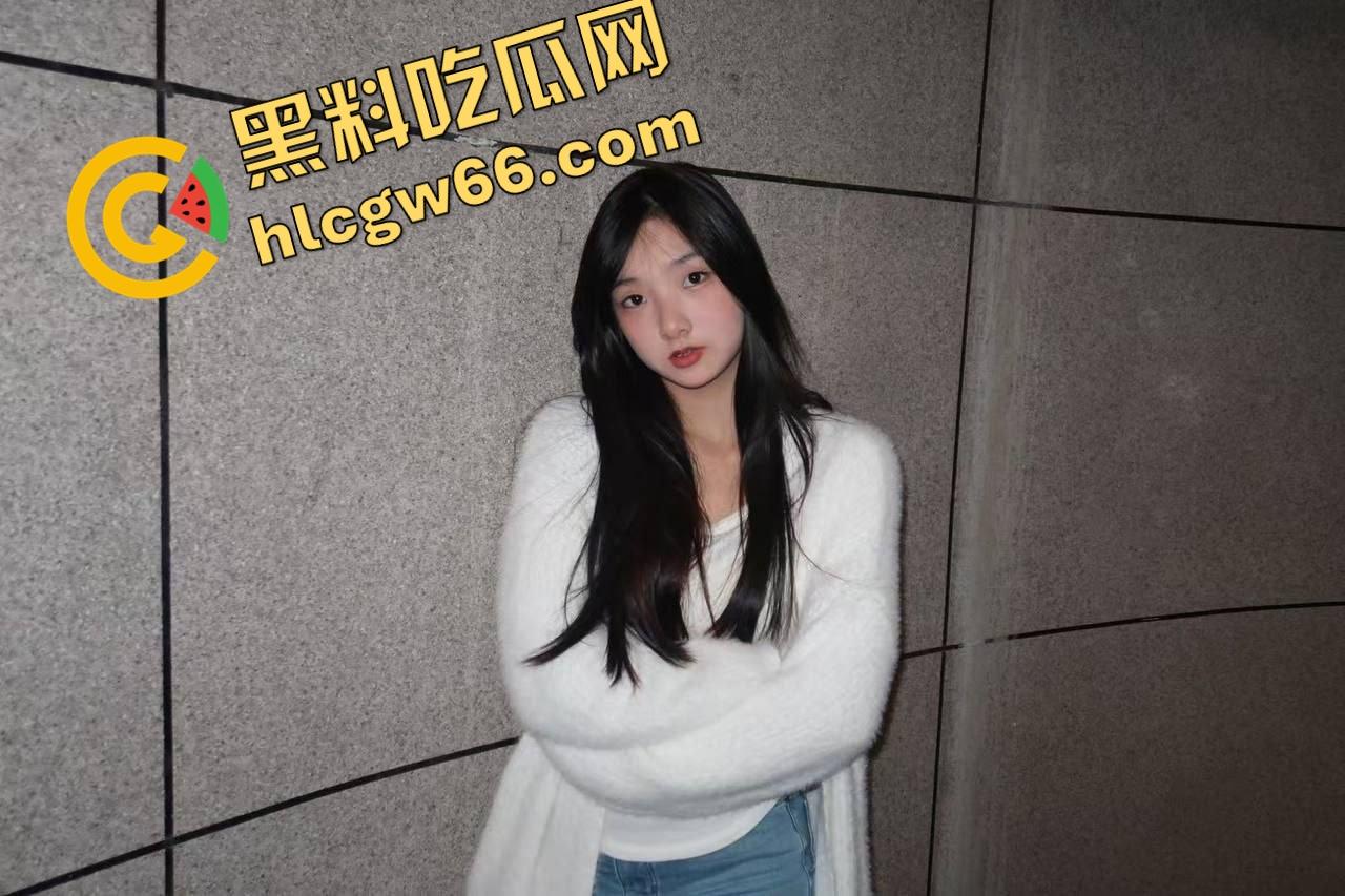 别看穿JK装,南充女大【李萌】骚得一匹,清纯大三女自拍掰穴自慰流出,阴唇黑得像涂了墨水!-4