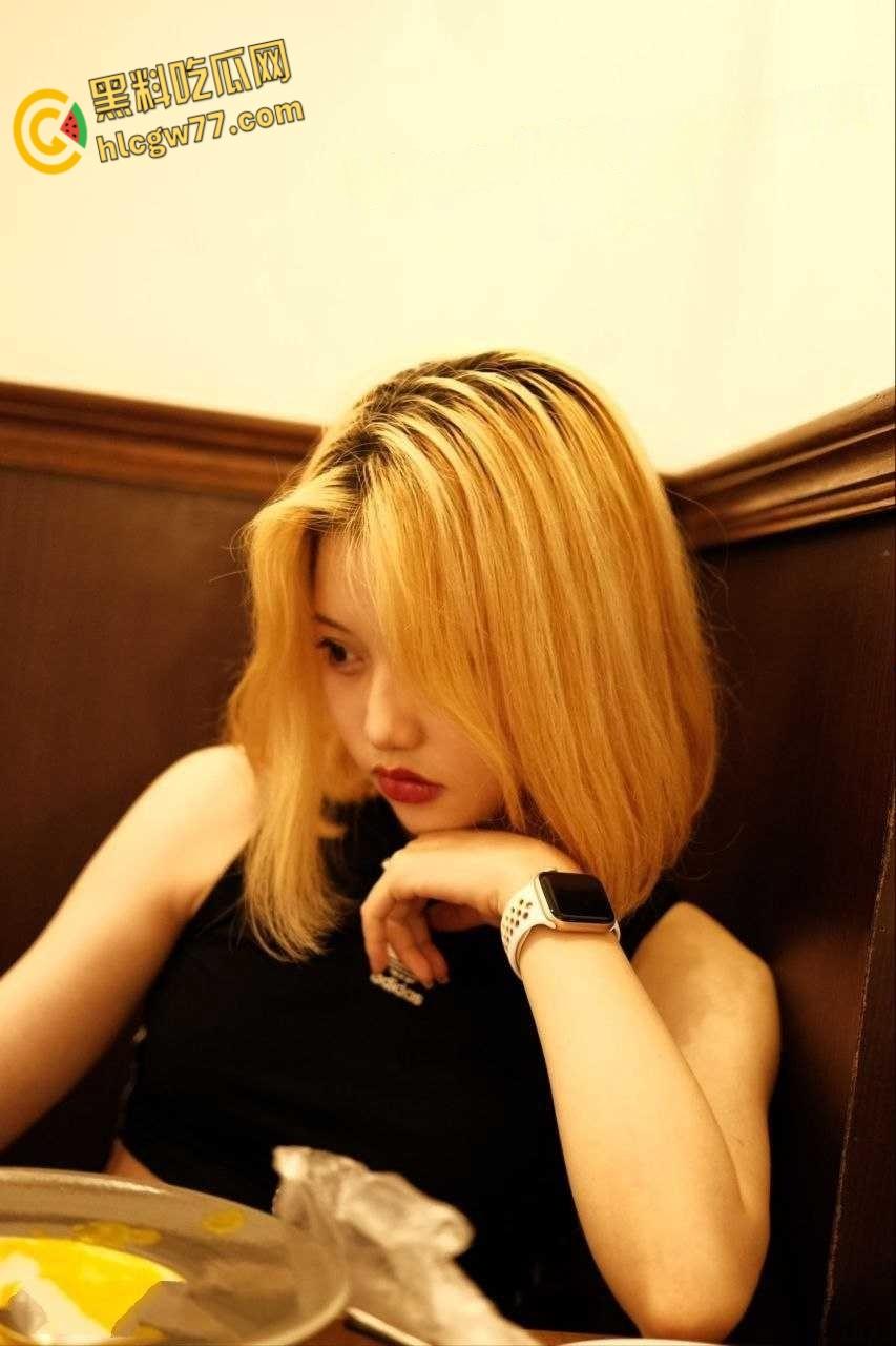 眼镜婊颜值御姐 挺翘的酥胸下体还是小粉红的骚女与体校生猛男约炮视频流出-1