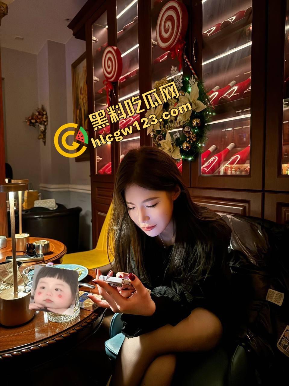 年轻骚妹小区椅子上亲热,真空出门方便男友揉奶,衣服一掀奶头当众弹出来,楼上邻居阳台吃瓜偷拍!-5