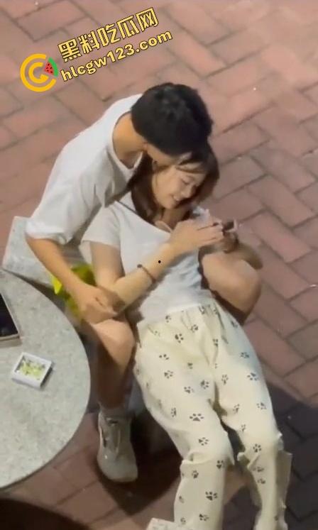 年轻骚妹小区椅子上亲热,真空出门方便男友揉奶,衣服一掀奶头当众弹出来,楼上邻居阳台吃瓜偷拍!-10