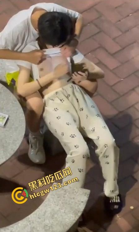 年轻骚妹小区椅子上亲热,真空出门方便男友揉奶,衣服一掀奶头当众弹出来,楼上邻居阳台吃瓜偷拍!-12