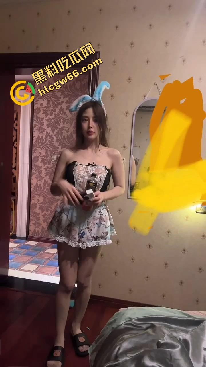 黑龙江高端外围三女一男群P淫趴视频曝光，直播还在装纯，镜子前跪舔抢屌，骚得毫无下限！-3