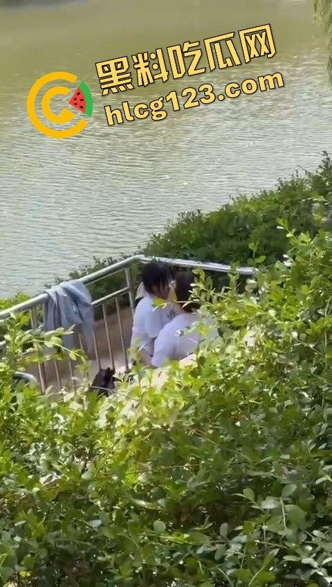 湖边风光无限好,男女干脆现场激情开战!狗仔哥们拍得专业,远景特写全到位!-2