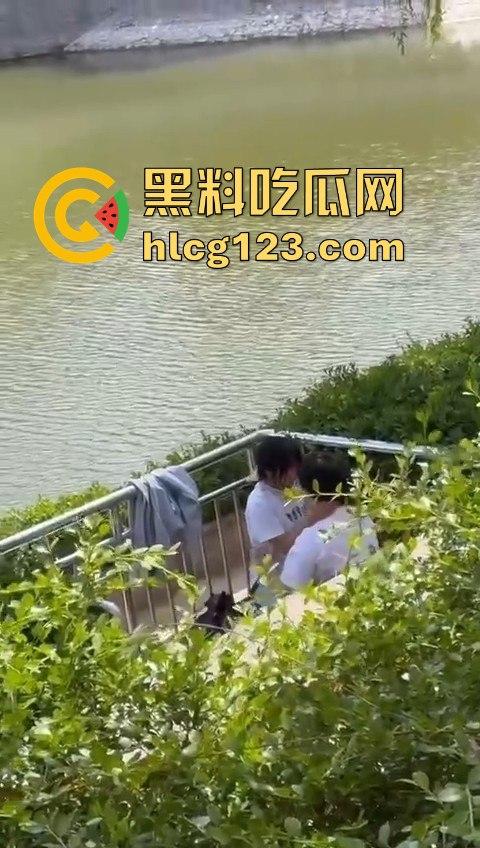 湖边风光无限好,男女干脆现场激情开战!狗仔哥们拍得专业,远景特写全到位!-3