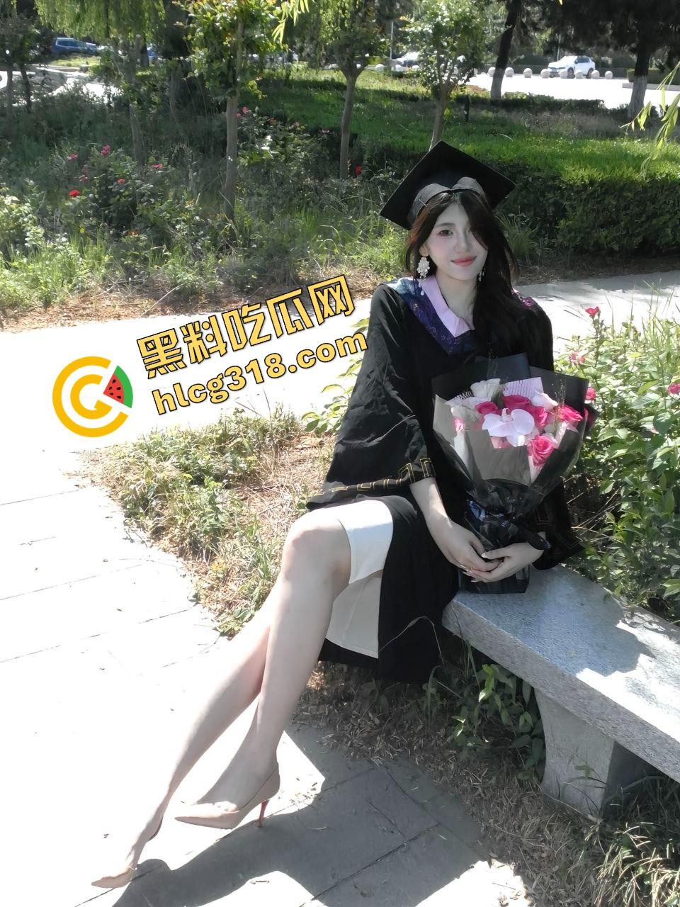 毕业照拍完直接口，大学妹子吃鸡时间曝光，骚腿外露舔得丝滑吃的不是肯德基，是男友带来的原味鸡巴！-1