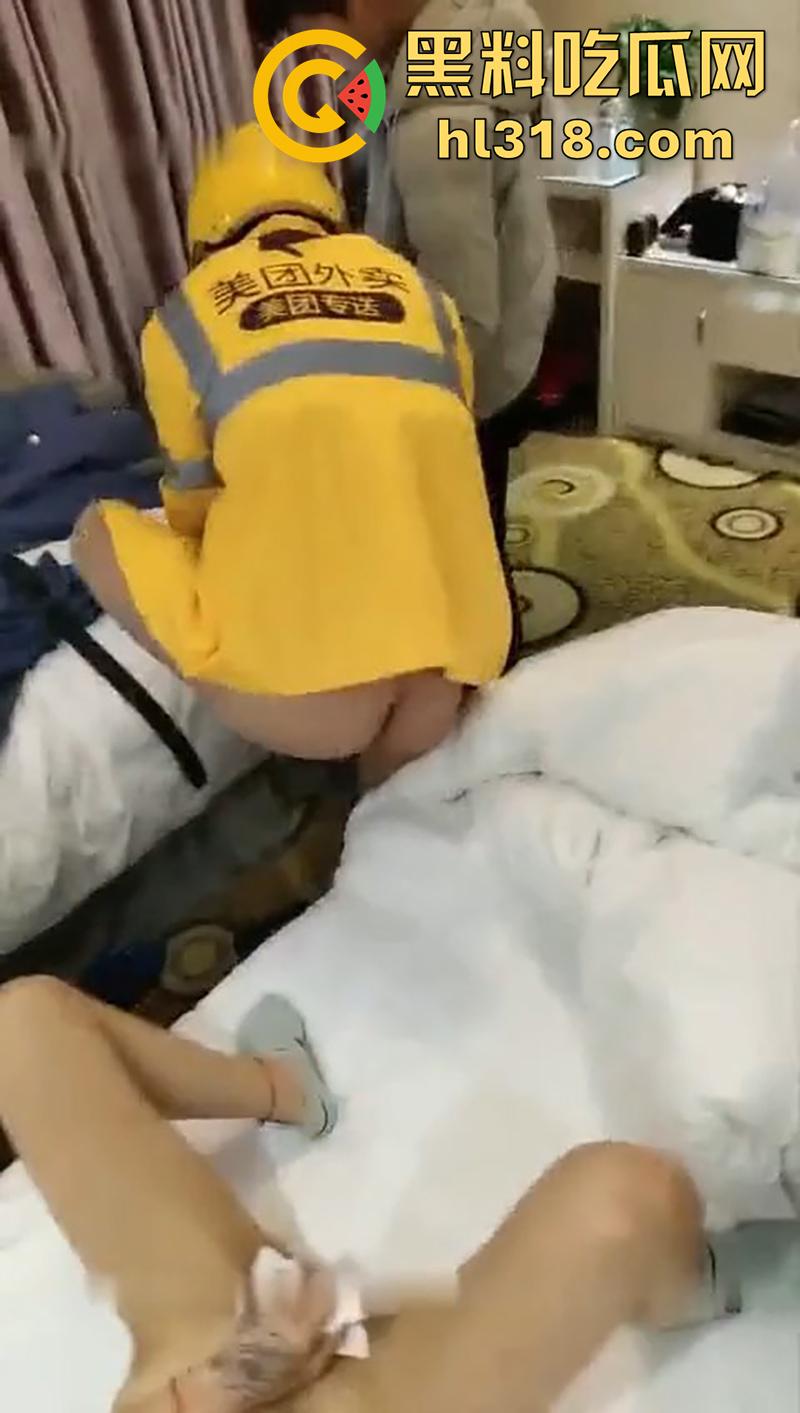 小伙带女友和闺蜜开房,为了刺激竟然让闺蜜,勾引外卖小哥,房间玩完再到ktv乱交,真是太淫荡了!-7