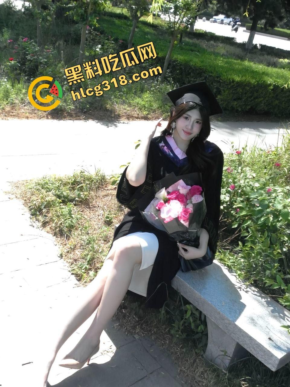 毕业照拍完直接口，大学妹子吃鸡时间曝光，骚腿外露舔得丝滑吃的不是肯德基，是男友带来的原味鸡巴！-2