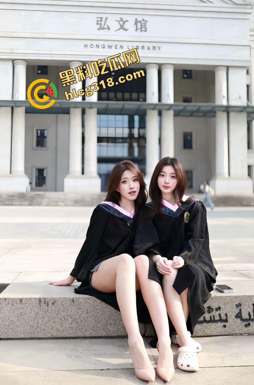 毕业照拍完直接口，大学妹子吃鸡时间曝光，骚腿外露舔得丝滑吃的不是肯德基，是男友带来的原味鸡巴！-3