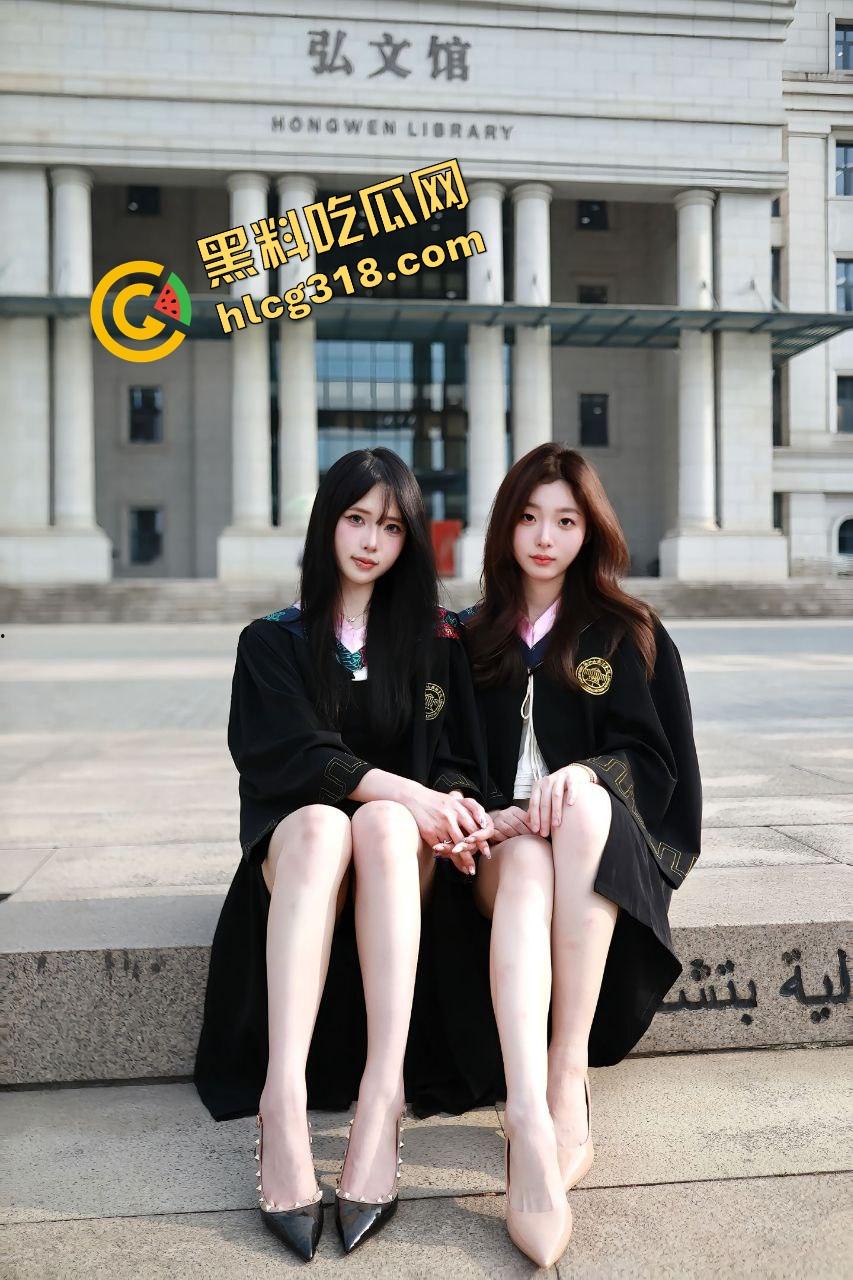 毕业照拍完直接口，大学妹子吃鸡时间曝光，骚腿外露舔得丝滑吃的不是肯德基，是男友带来的原味鸡巴！-4