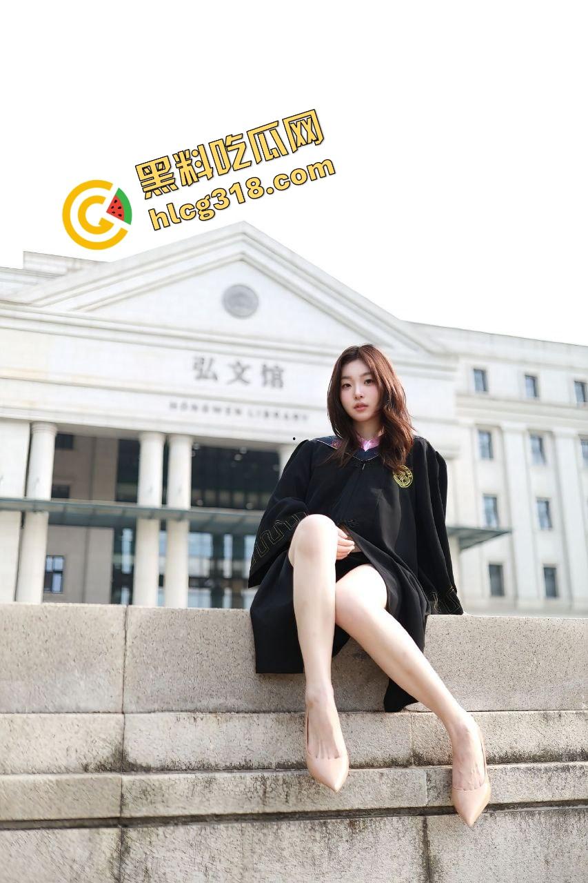 毕业照拍完直接口，大学妹子吃鸡时间曝光，骚腿外露舔得丝滑吃的不是肯德基，是男友带来的原味鸡巴！-5