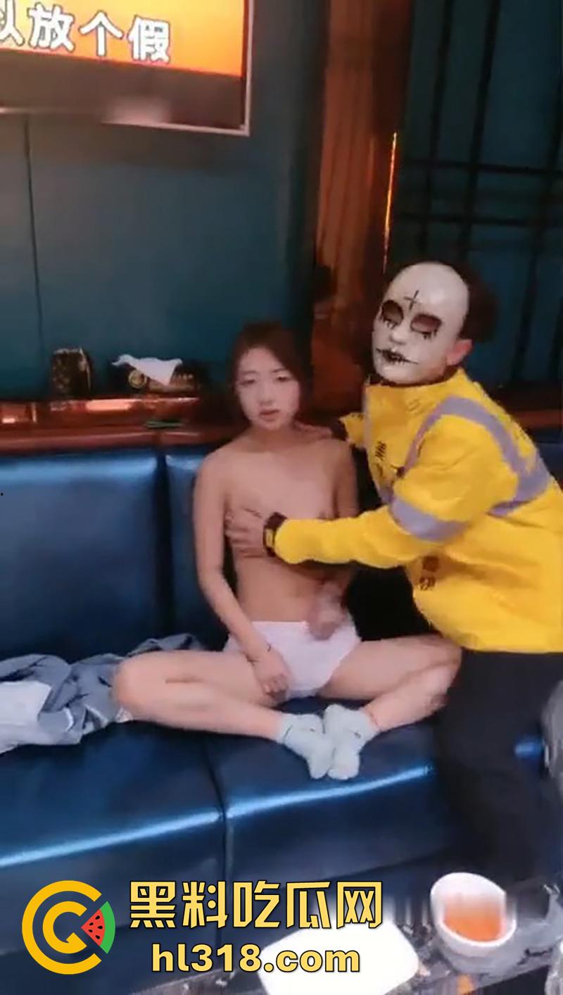 小伙带女友和闺蜜开房,为了刺激竟然让闺蜜,勾引外卖小哥,房间玩完再到ktv乱交,真是太淫荡了!-10