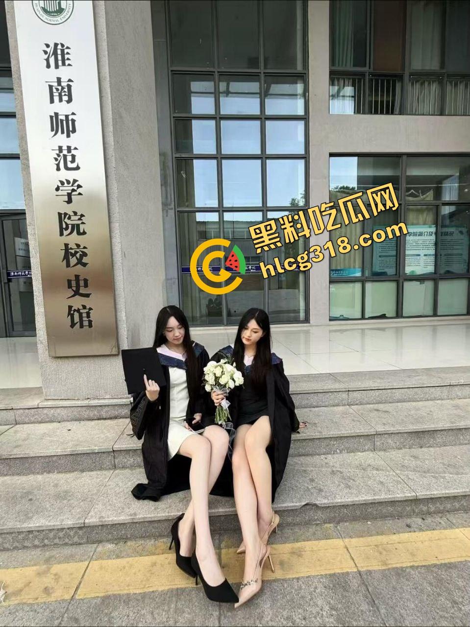 毕业照拍完直接口，大学妹子吃鸡时间曝光，骚腿外露舔得丝滑吃的不是肯德基，是男友带来的原味鸡巴！-7