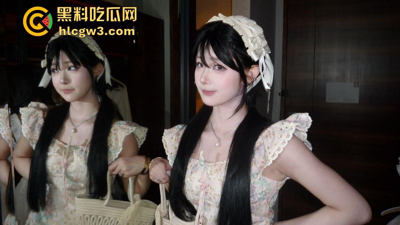 精神小妹【屁小六】润到澳洲彻底放飞!大尺度露出自拍泄密,情趣制服换装搞性爱啪啪,骚得完全停不下来!-1