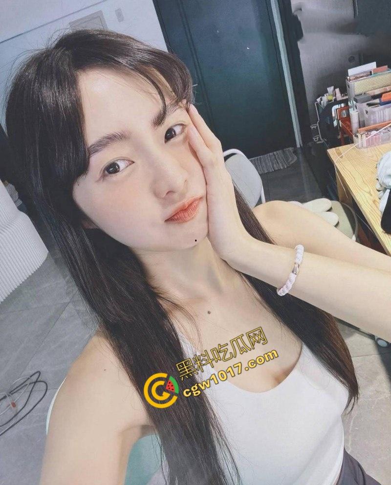 台娱爆出更劲爆丑闻！知名女星【简廷芮】婚内荒淫小鲜肉，感谢老公黑料满天飞，【粿粿】助纣为虐！淫乱姐妹花暴露糜烂生活！-3