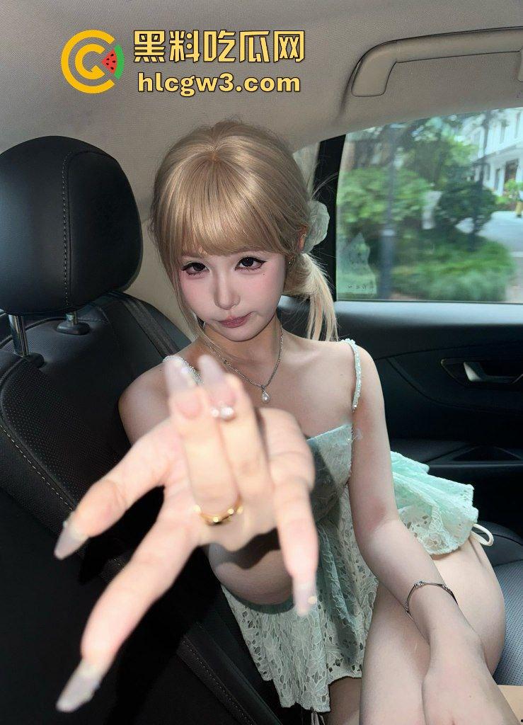 精神小妹【屁小六】润到澳洲彻底放飞!大尺度露出自拍泄密,情趣制服换装搞性爱啪啪,骚得完全停不下来!-7