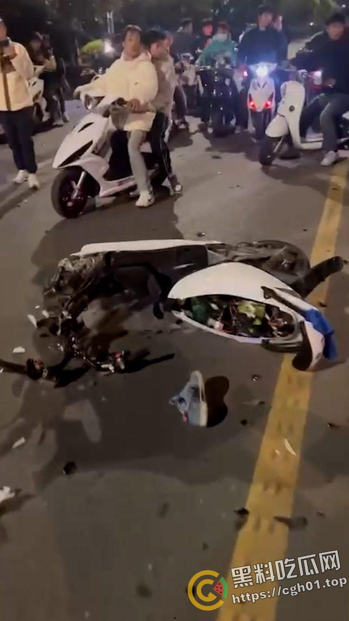 桂林野仔半夜飙车 把路人小腿撞断后没钱赔 有钱买鬼火 没钱擦屁股 现场血腥视频流出-1