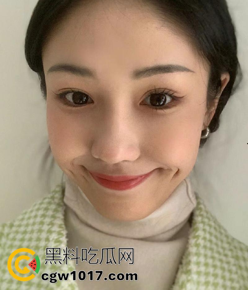 北京海淀职业技术学院【吴琇媮】，20岁高颜值嫩妹女神，一对啵啵摇摇欲坠，捧着杯子接主人尿后喝下，视频被曝光全校！-1