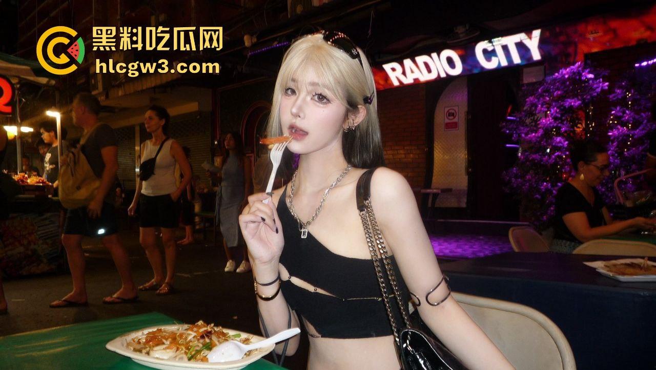 精神小妹【屁小六】润到澳洲彻底放飞!大尺度露出自拍泄密,情趣制服换装搞性爱啪啪,骚得完全停不下来!-14