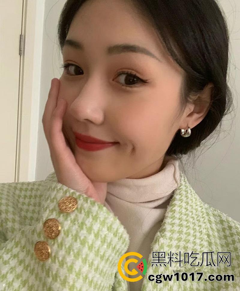 北京海淀职业技术学院【吴琇媮】，20岁高颜值嫩妹女神，一对啵啵摇摇欲坠，捧着杯子接主人尿后喝下，视频被曝光全校！-2