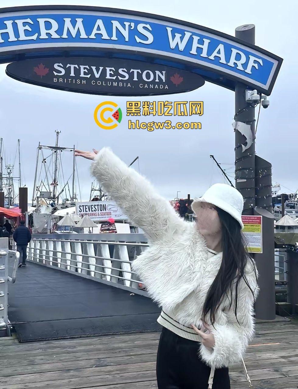 精神小妹【屁小六】润到澳洲彻底放飞!大尺度露出自拍泄密,情趣制服换装搞性爱啪啪,骚得完全停不下来!-17