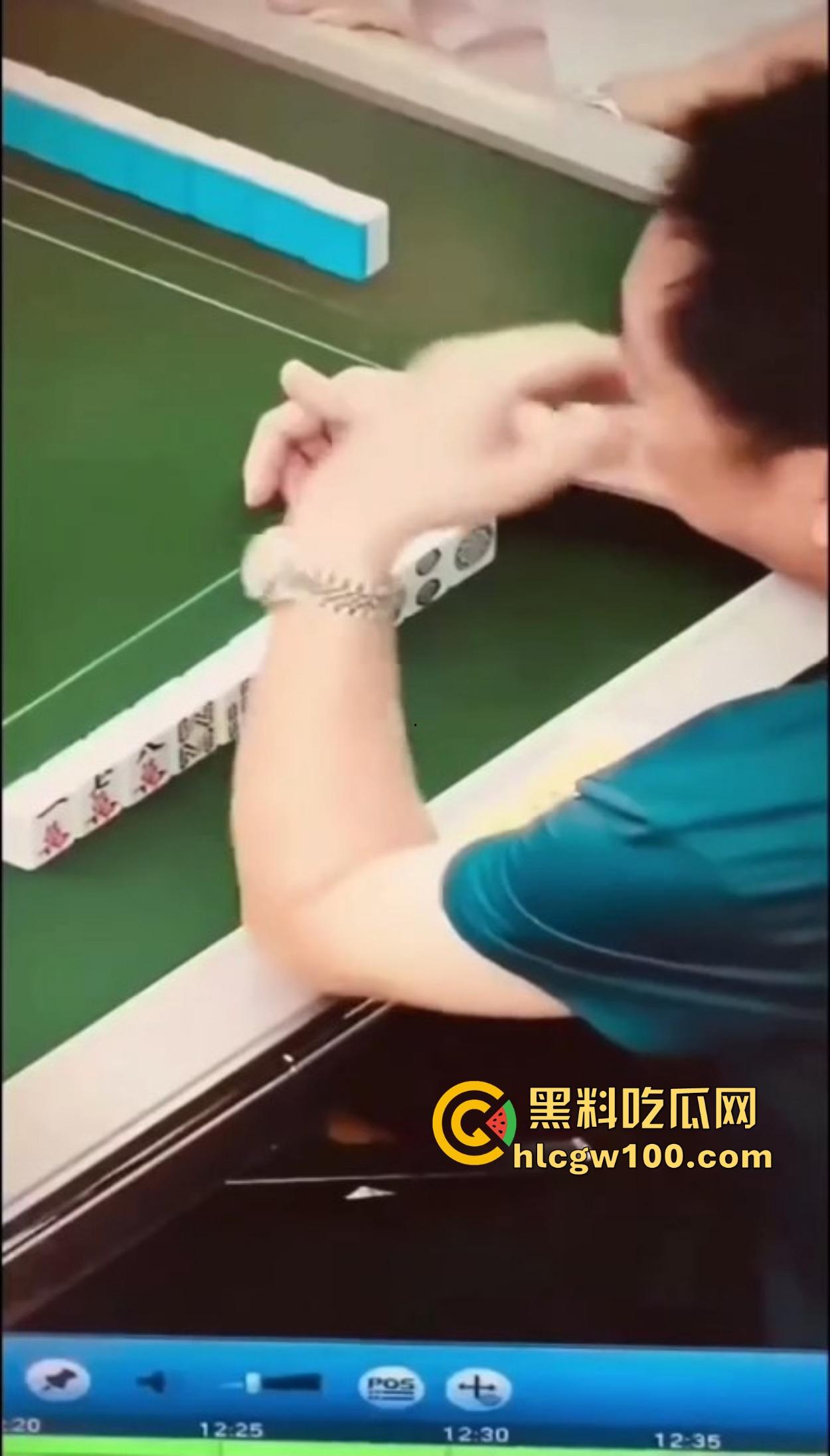 快过年了警惕千王之王,棋牌室暗藏高能,监控下轻松翻牌,十几番胡牌跟喝水一样,别让年都输没了!-1