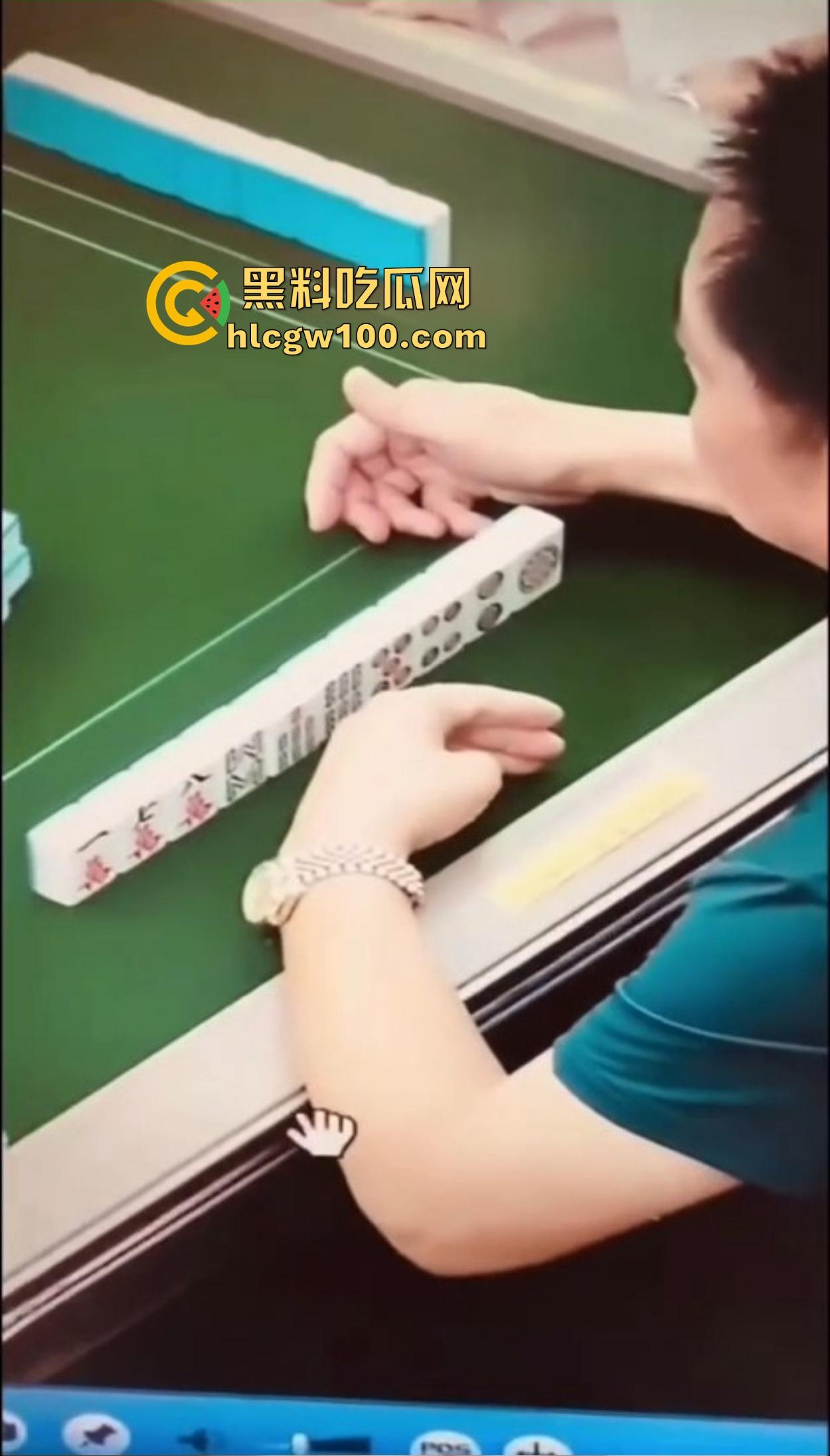快过年了警惕千王之王,棋牌室暗藏高能,监控下轻松翻牌,十几番胡牌跟喝水一样,别让年都输没了!-2