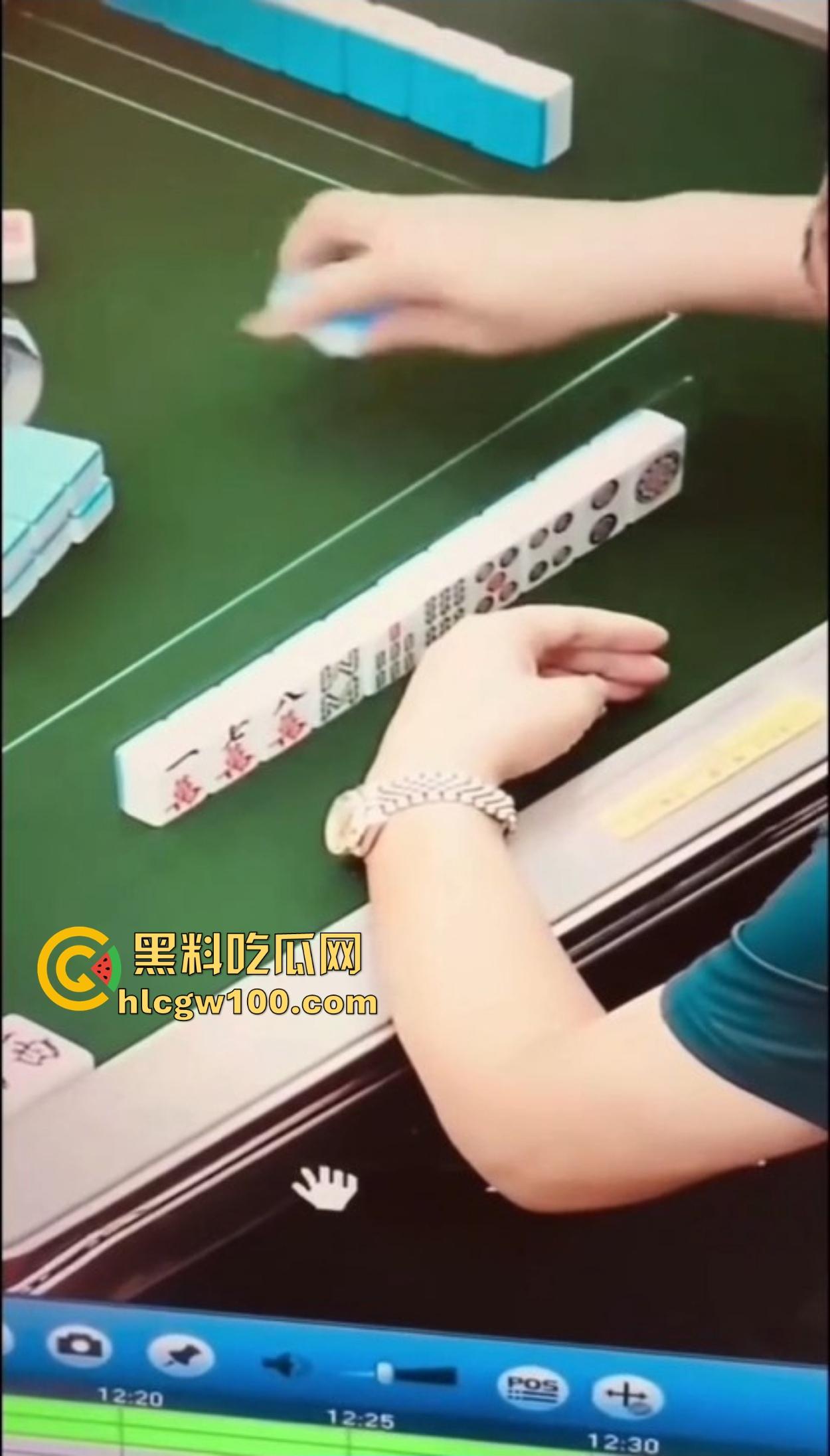 快过年了警惕千王之王,棋牌室暗藏高能,监控下轻松翻牌,十几番胡牌跟喝水一样,别让年都输没了!-4