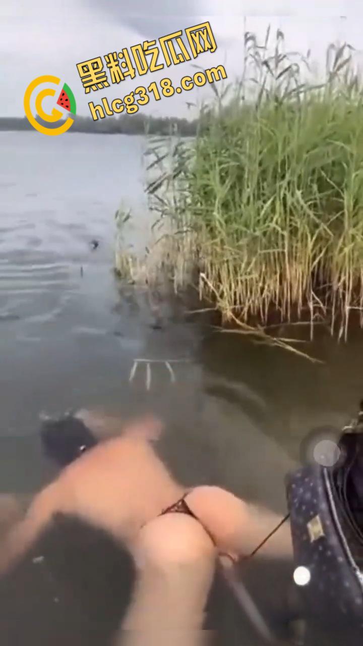 调教男奴最爽玩法,绳子栓鸡巴上下河游泳,这是遛鸟还是遛狗,不得不佩服老外的调教手段 !-5