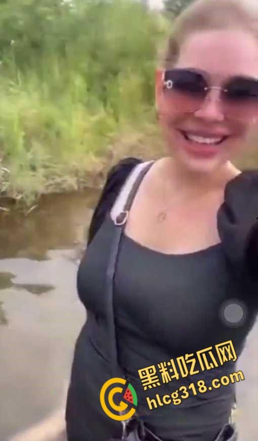 调教男奴最爽玩法,绳子栓鸡巴上下河游泳,这是遛鸟还是遛狗,不得不佩服老外的调教手段 !-7