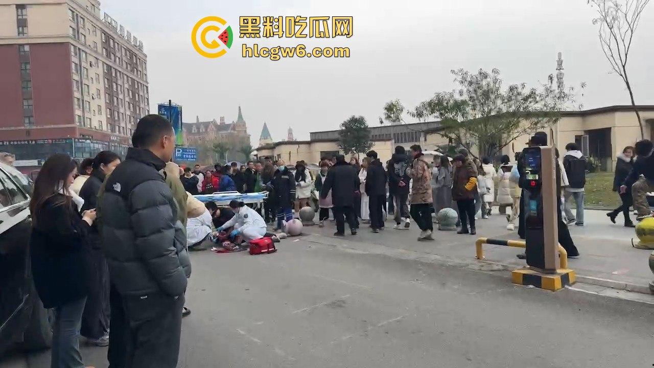 四川学生逃课无证驾驶试驾车!撞石墩脑袋开瓢,出了事不反思反怪学校和车行,家长操作直接让人无语!-6