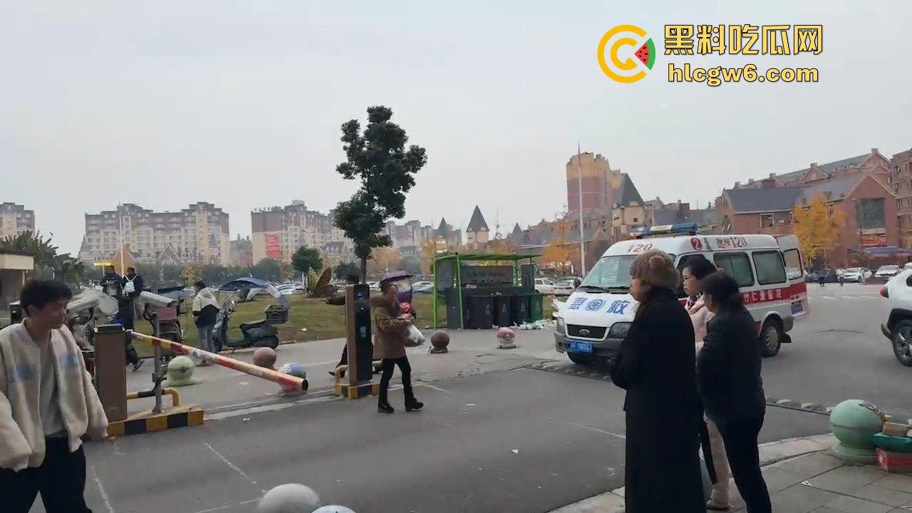 四川学生逃课无证驾驶试驾车!撞石墩脑袋开瓢,出了事不反思反怪学校和车行,家长操作直接让人无语!-7