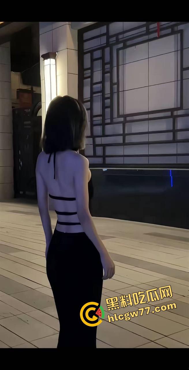 骚得要命的颜值妹子主动跪舔,嘴上功夫堪比老炮,深喉后入双夹爆射,内射后还用小穴夹着帮你挤干!-1