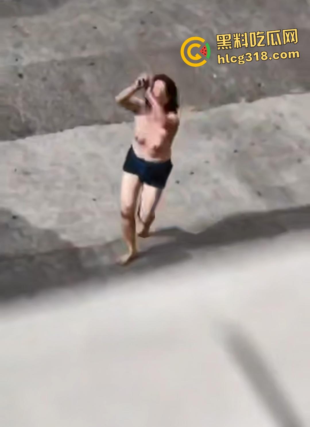 熟女被光头佬老板小鲜肉抛弃街头裸奔，精神崩溃露逼狂奔还给秃头打广告！-6