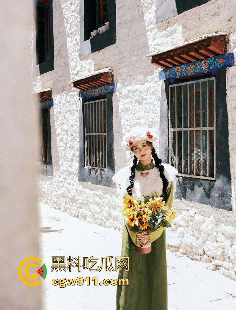 武汉师范大学【江恩凡】私密私拍泄密，清纯可爱高颜值少女，翘臀高撅手指插穴，骚穴猛操喷水！-2