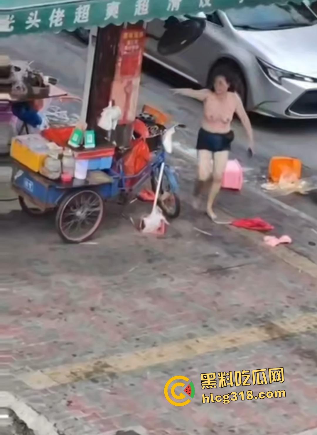 熟女被光头佬老板小鲜肉抛弃街头裸奔，精神崩溃露逼狂奔还给秃头打广告！-7