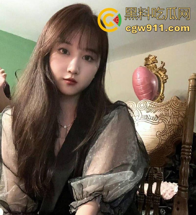 武汉师范大学【江恩凡】私密私拍泄密，清纯可爱高颜值少女，翘臀高撅手指插穴，骚穴猛操喷水！-5