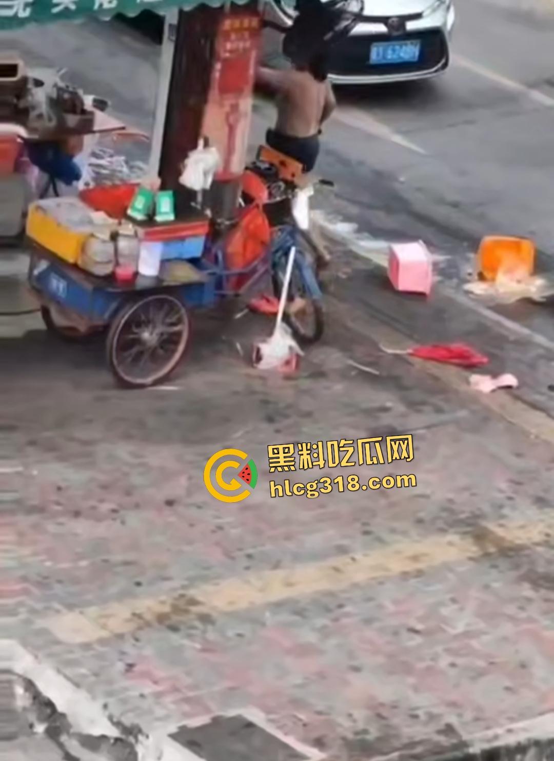 熟女被光头佬老板小鲜肉抛弃街头裸奔，精神崩溃露逼狂奔还给秃头打广告！-8