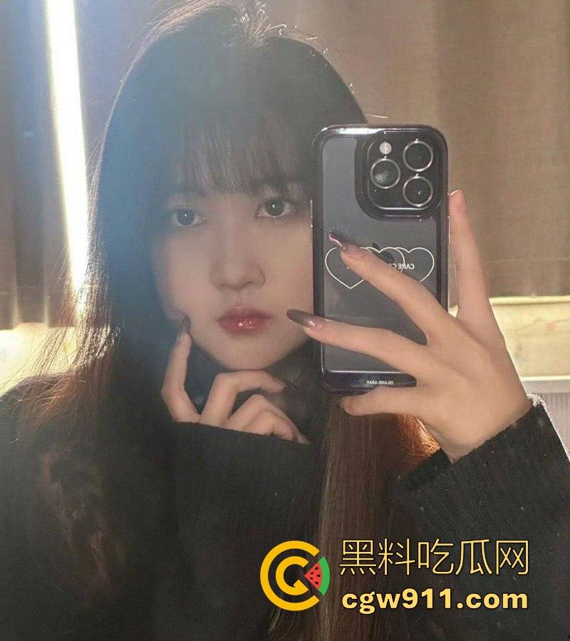 武汉师范大学【江恩凡】私密私拍泄密，清纯可爱高颜值少女，翘臀高撅手指插穴，骚穴猛操喷水！-7