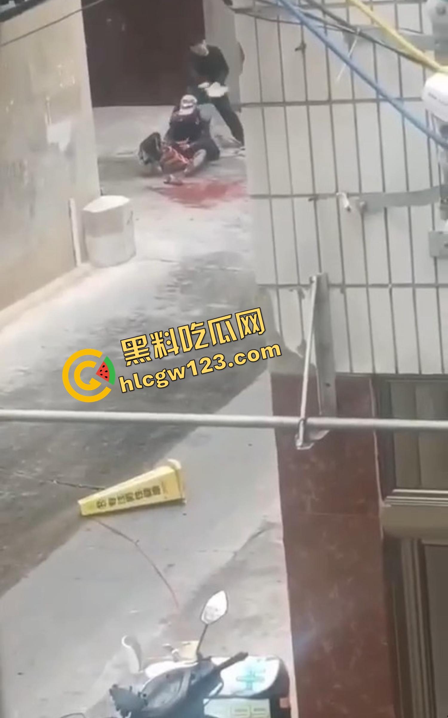 玉溪东风广场持刀砍人事件，押金纠纷升级成街头血案，房东拐杖怒砸，租客反手一刀劈下去这钱，是拿命抵的？-4