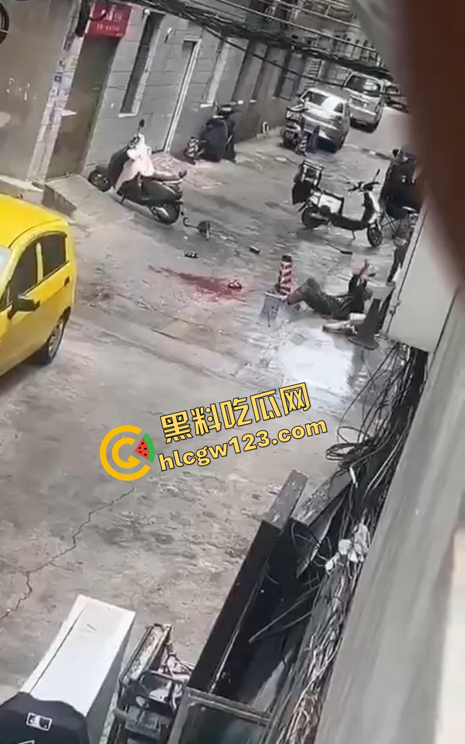 玉溪东风广场持刀砍人事件，押金纠纷升级成街头血案，房东拐杖怒砸，租客反手一刀劈下去这钱，是拿命抵的？-7