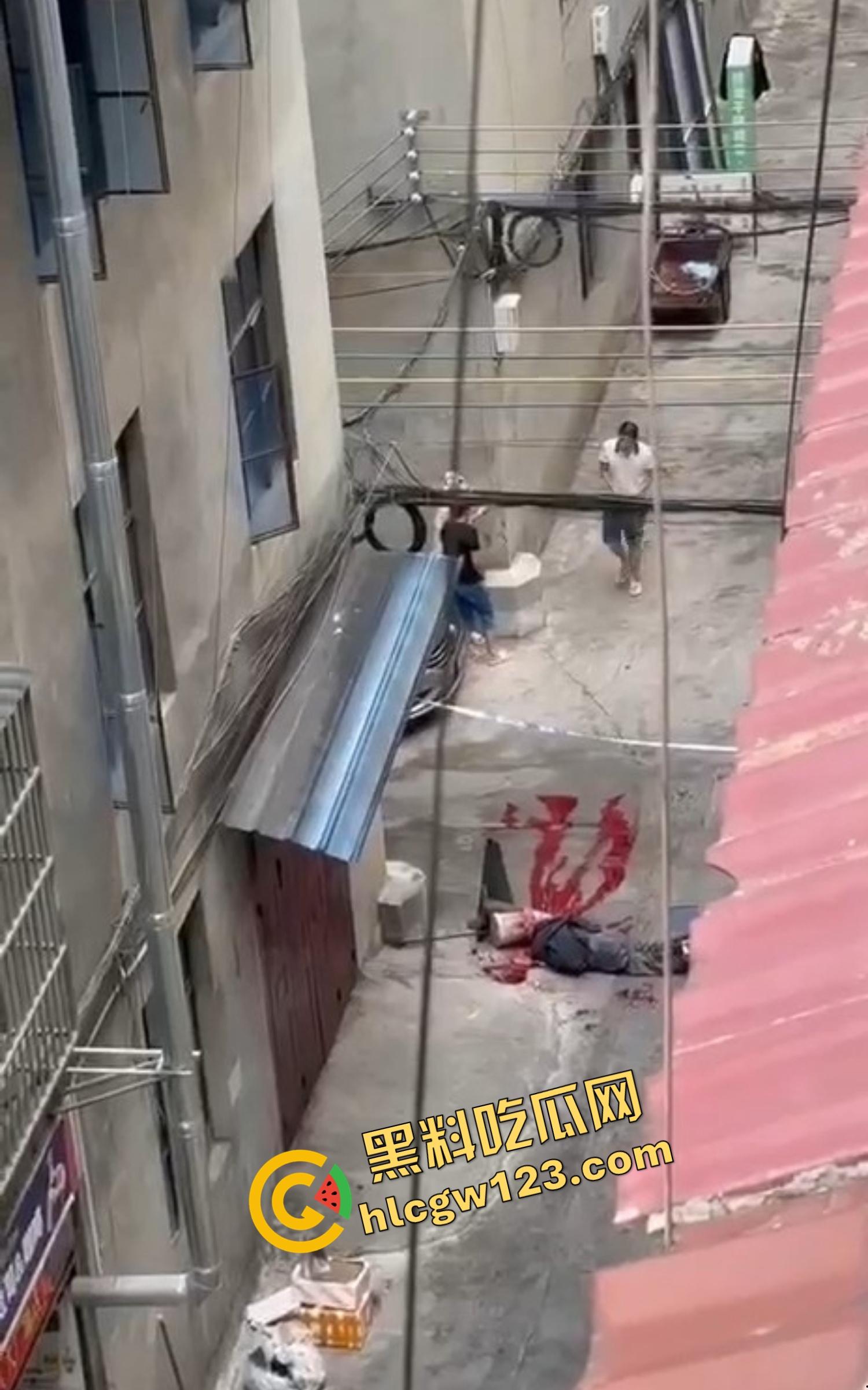 玉溪东风广场持刀砍人事件，押金纠纷升级成街头血案，房东拐杖怒砸，租客反手一刀劈下去这钱，是拿命抵的？-10