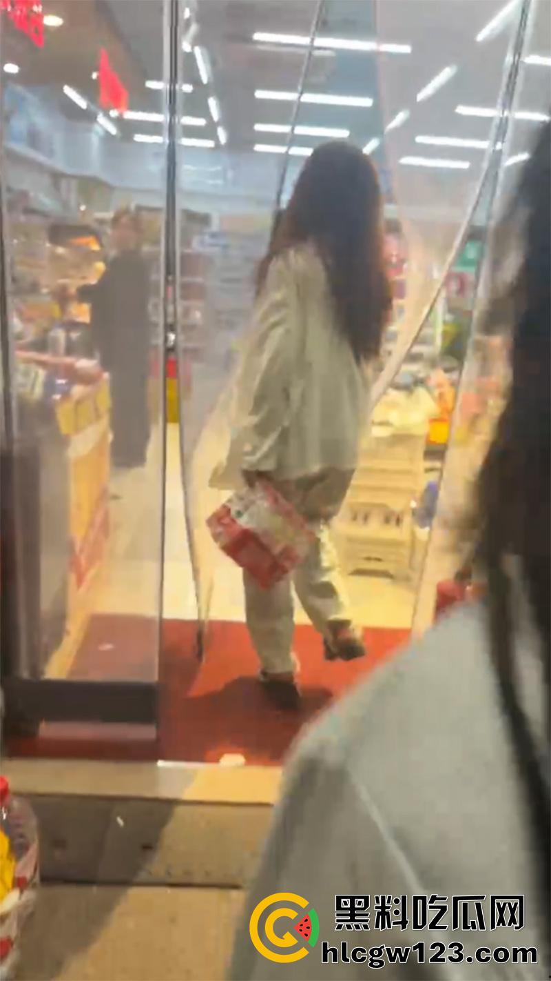 吉林长春精神小妹打架现场,一群社会青年围殴闺蜜,纹身小伙一旁录像加油,年纪轻轻不学好啊!-7