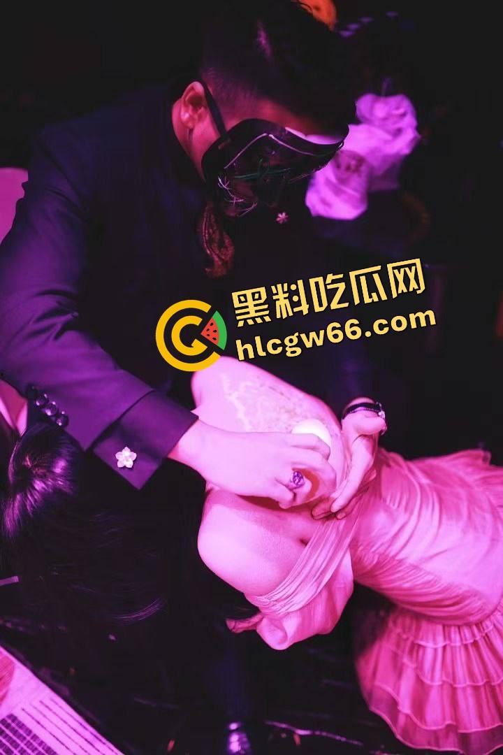 武汉SM酒吧爆料，妹子免费男得500，可吊起来抽逼、滴蜡捆绑全套伺候，M妹排队等调教！-4