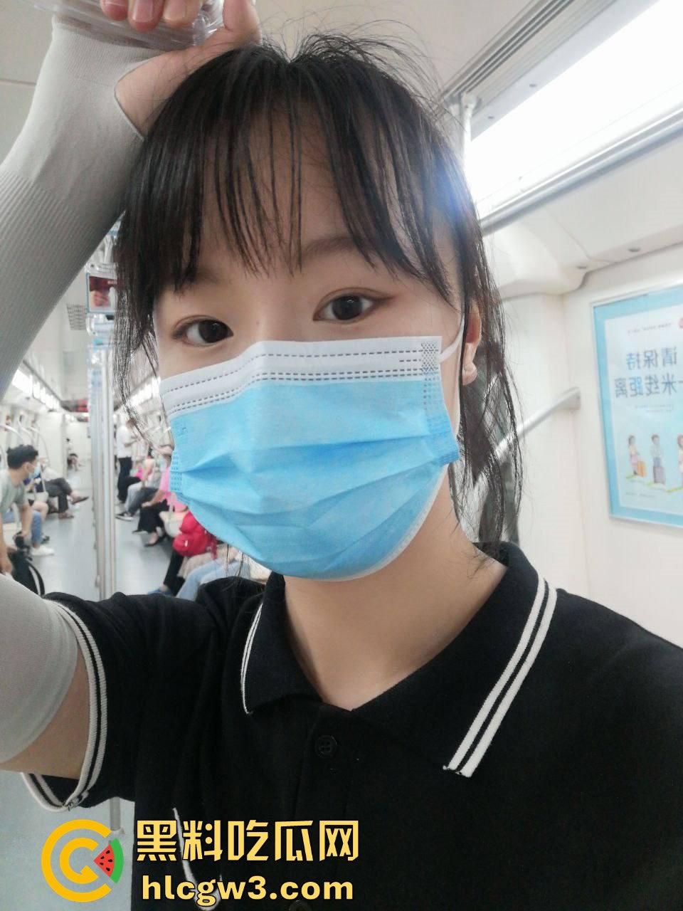 真实调教反差年轻人妻【郭一菲】吃鸡口技娴熟，肥臀上下打桩节奏骚翻天，床上却成浪叫小母狗！-1