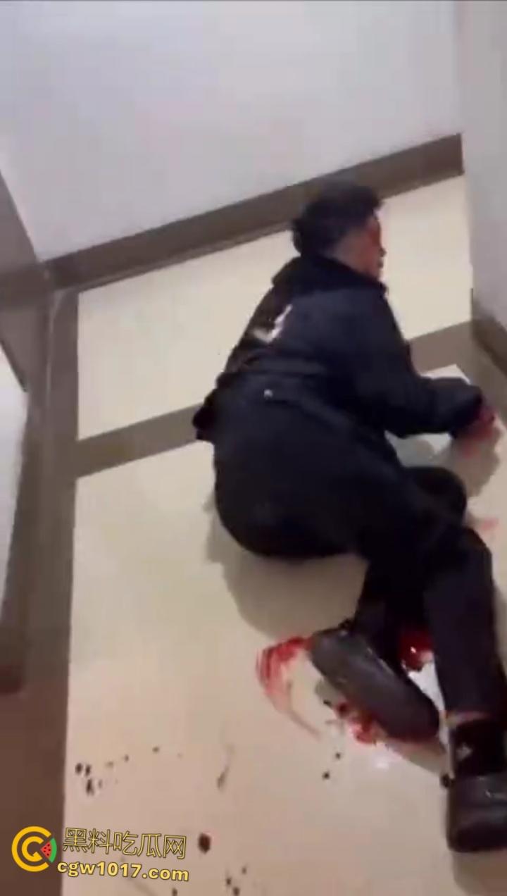 吉林长春万达公寓血案，快手甜妹带头挑衅，冲进房间双人捅死 一死一抢救无效，房间鲜血四溅恐怖至极！-9