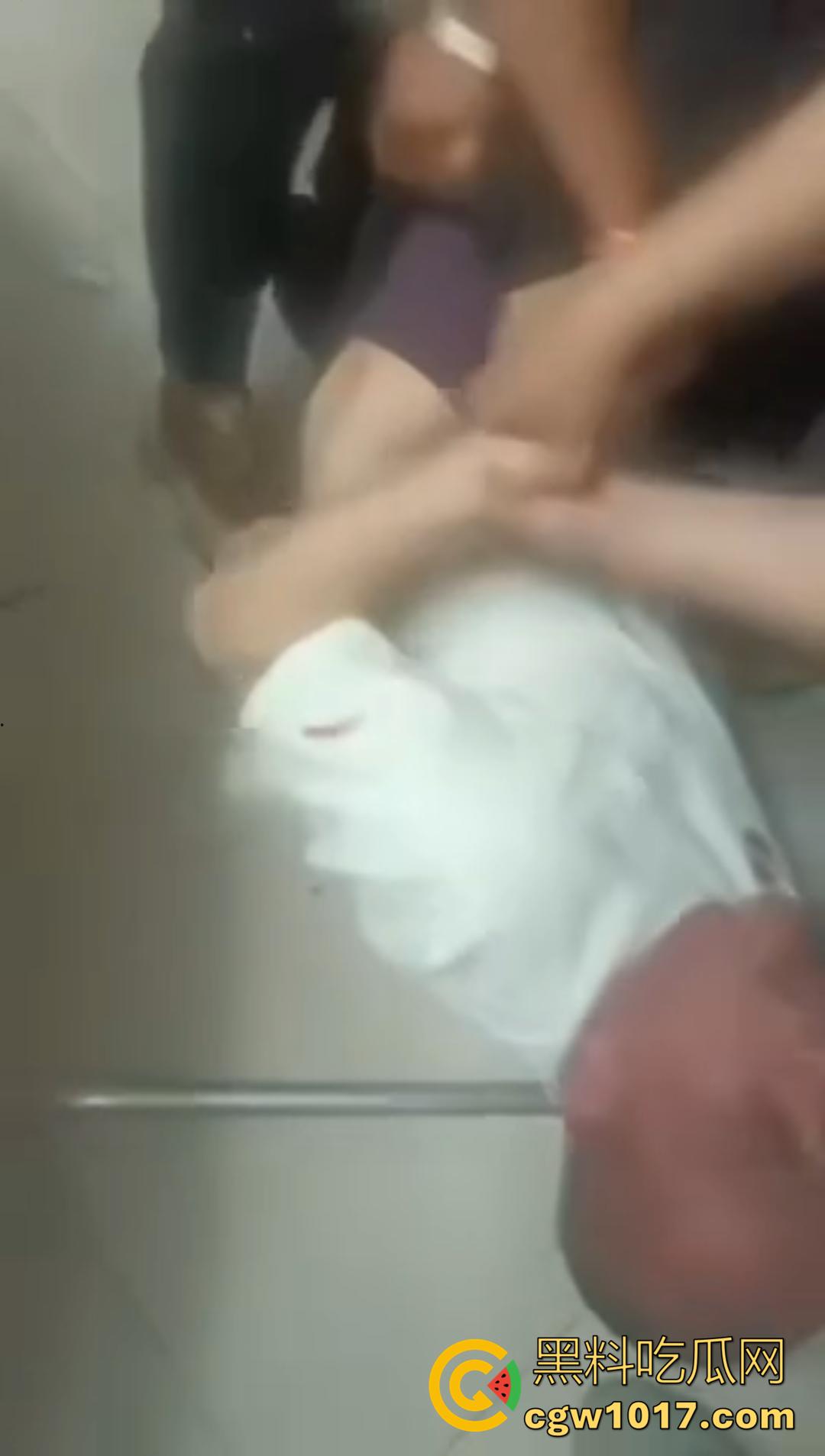 三十如狼四十如虎！一群饥渴熟女当场扒光男人裤子，疯抢着坐上去榨精！-4