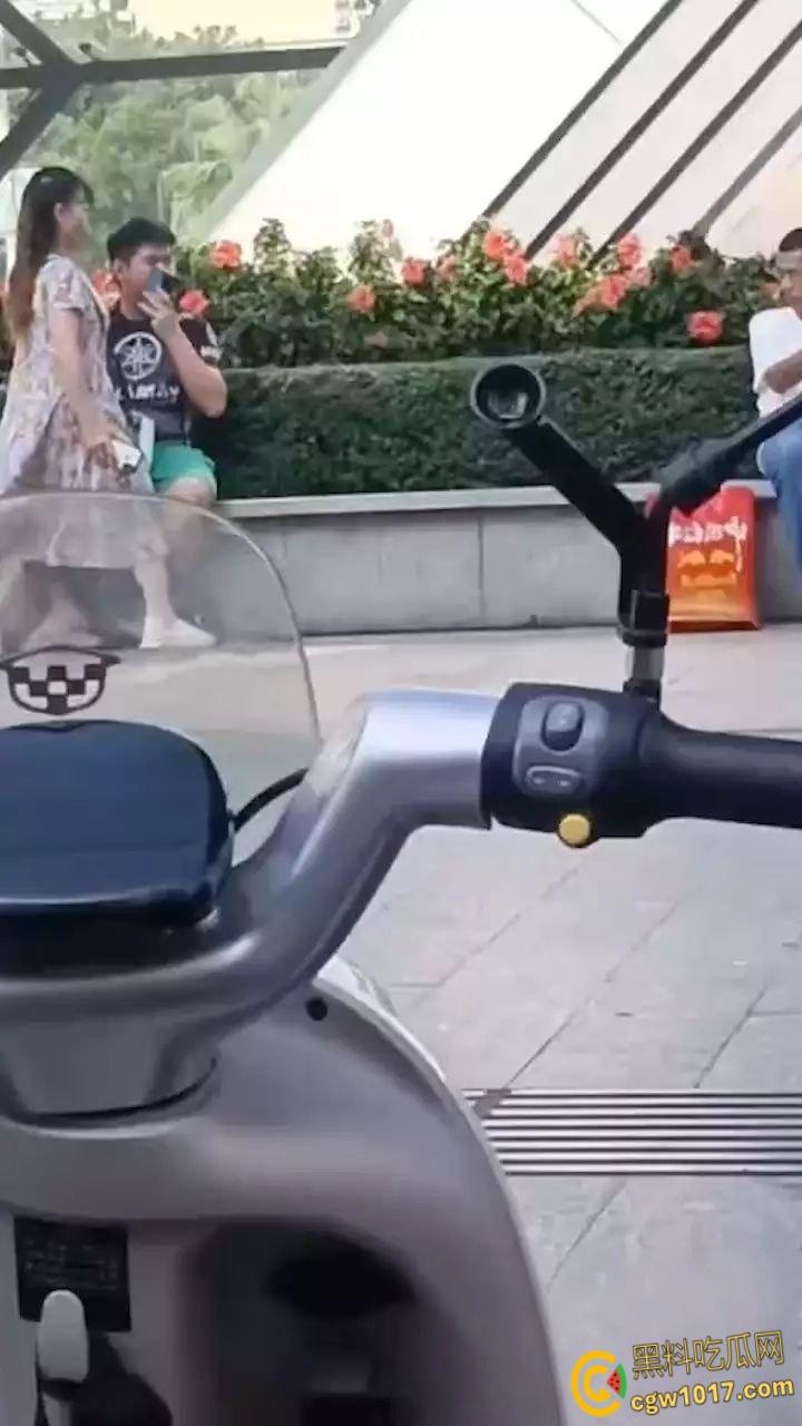 小伙爱上年龄比他妈还大的富婆！老阿姨化身小女生，在路边撒娇强吻小伙，顺便偷偷掏鸡摸屌占便宜！-4