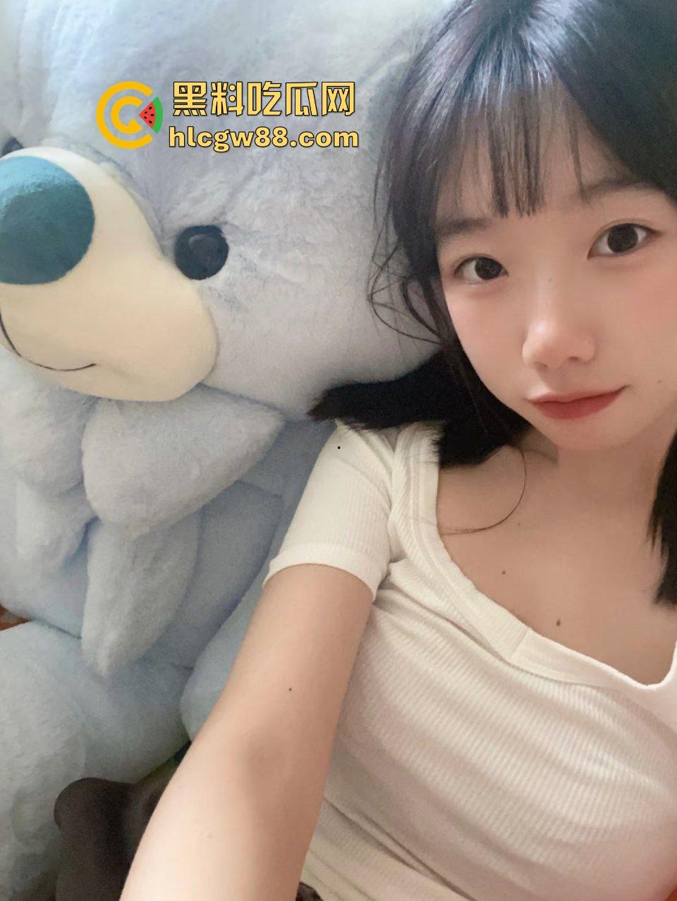 深圳职高白嫩瘦体苗条学生妹【林倩】展示会呼吸的极品粉嫩白虎逼，开房做爱插都插不进去！-2