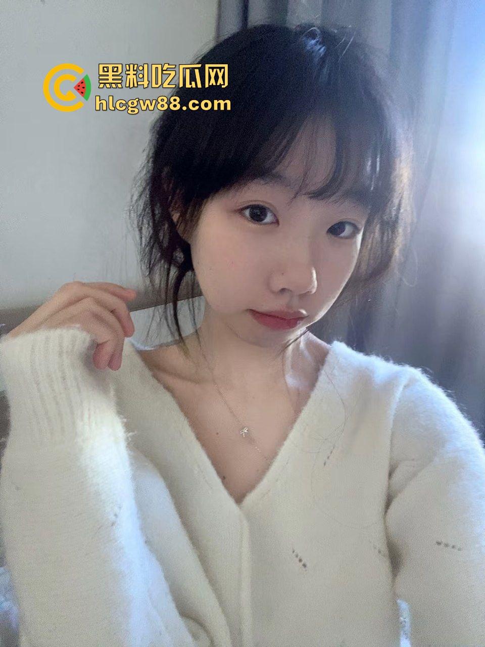 深圳职高白嫩瘦体苗条学生妹【林倩】展示会呼吸的极品粉嫩白虎逼，开房做爱插都插不进去！-3