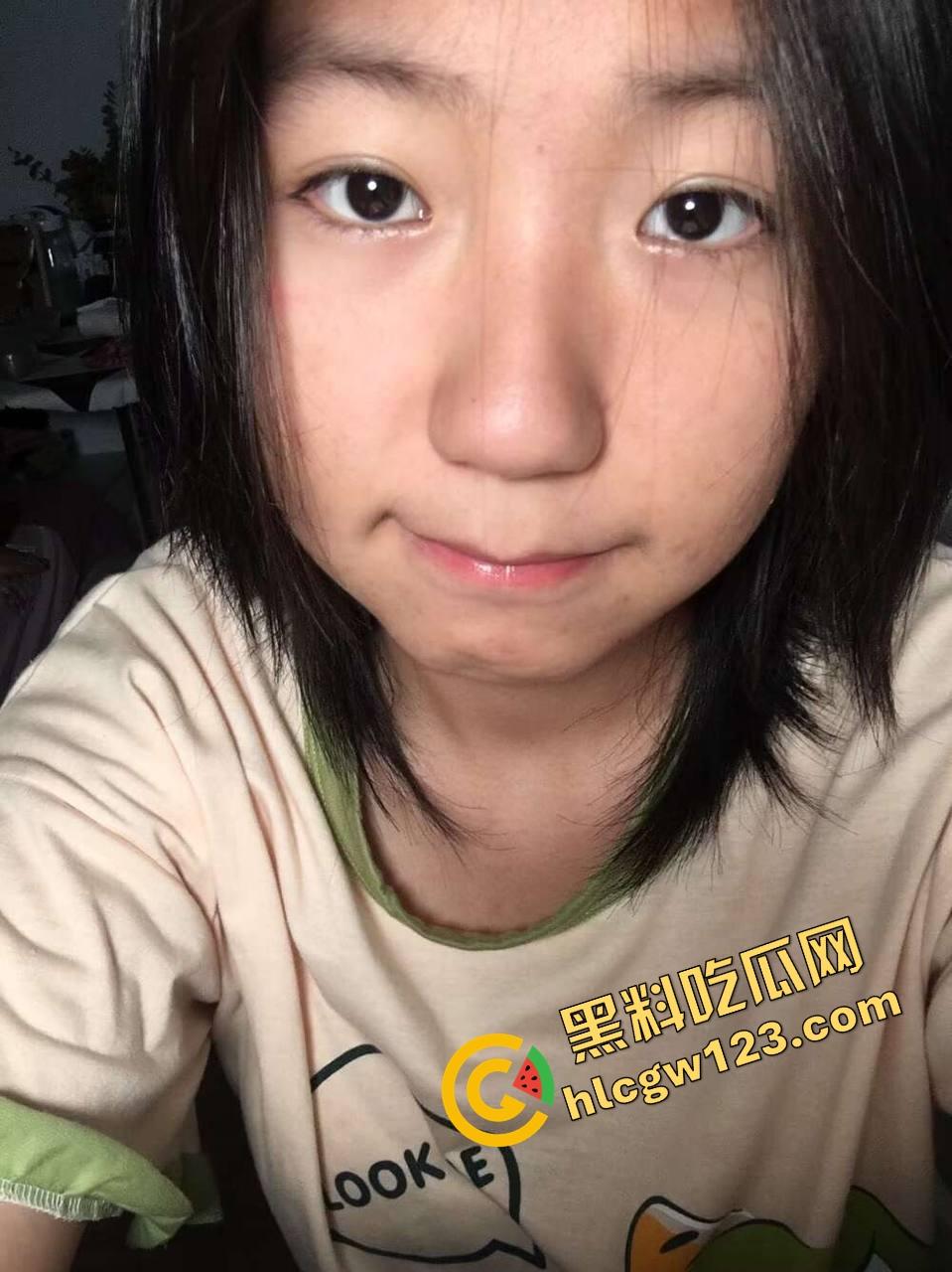 隔壁女租客【王梦】太会舔了！第一次口交就拉丝流白，跪着舔精不带擦，跪着舔完还乖乖自己坐上来！-3